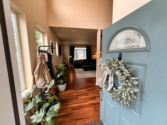 Foto del edificio - Spacious 3BR/2.5BA w/ Open Floor Plan, Fenced Yard, Office Nook & Garage