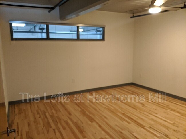 Building Photo - 1101 Hawthorne Ln