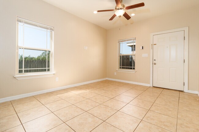 Foto del edificio - 2710 E Garfield Ave