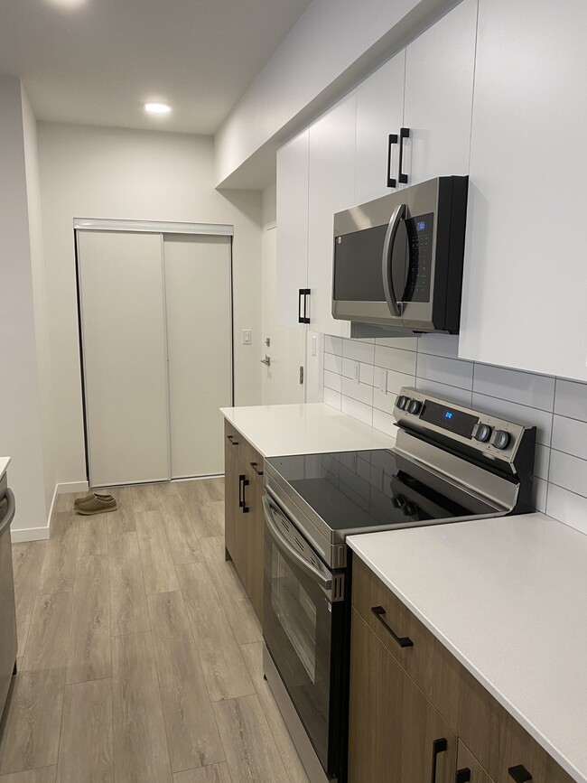 Building Photo - 9227-9228 228 St NW