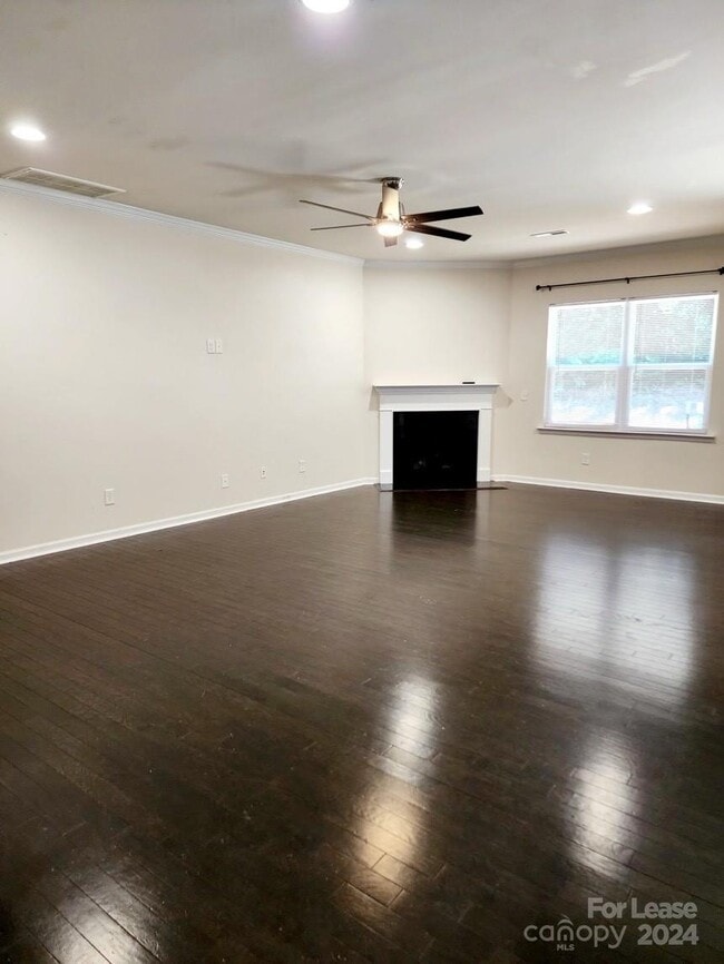Building Photo - 504 Twelve Oaks Ln