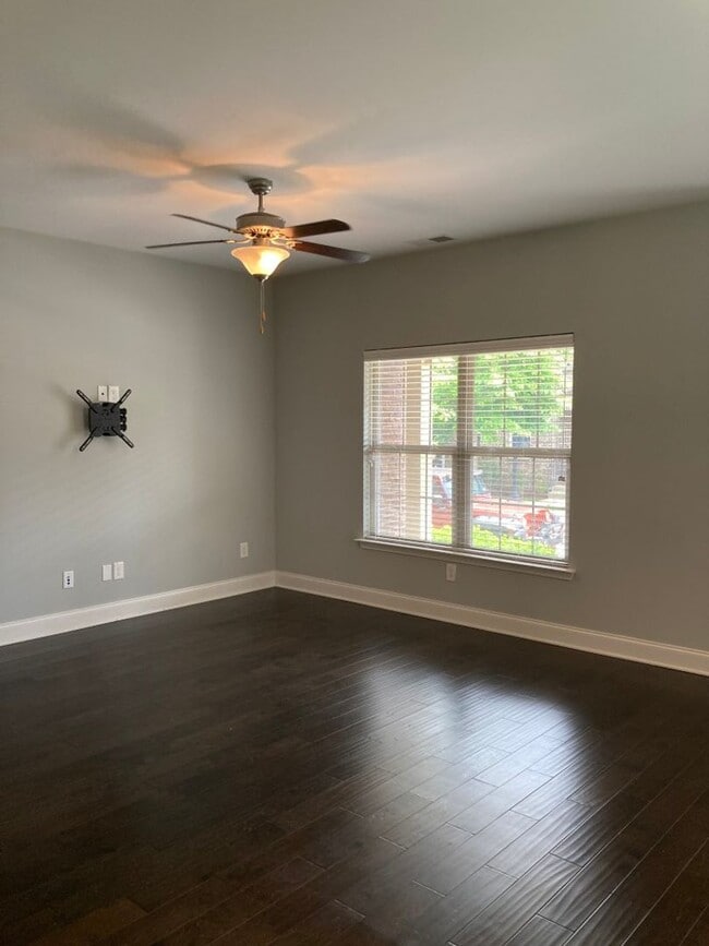 Building Photo - End Unit Condo in Shadow Green of Franklin