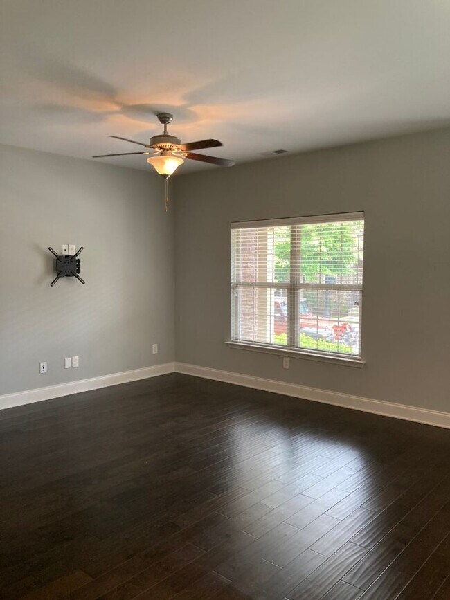 Foto del edificio - End Unit Condo in Shadow Green of Franklin