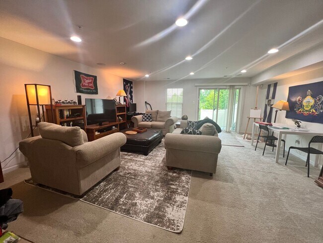 Building Photo - Charming 3 BR/2.5 BA Townhome in Hanover!