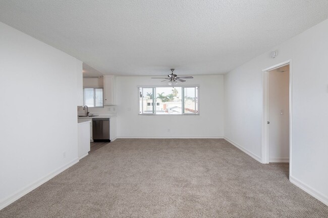 Building Photo - Spacious 2br Corner Apt in Crown Point with Parking and Pool!