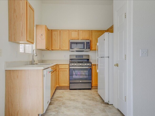 Building Photo - 3 Bed/2 Bath Rita Ranch near Purple Heart ...