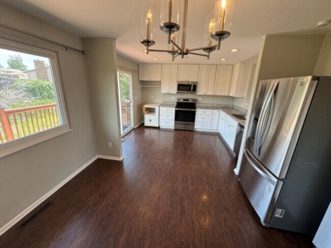 Building Photo - Fabulous bi level home in Vista Grand Terrace