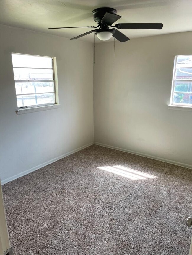 Building Photo - 305 S Cedar St