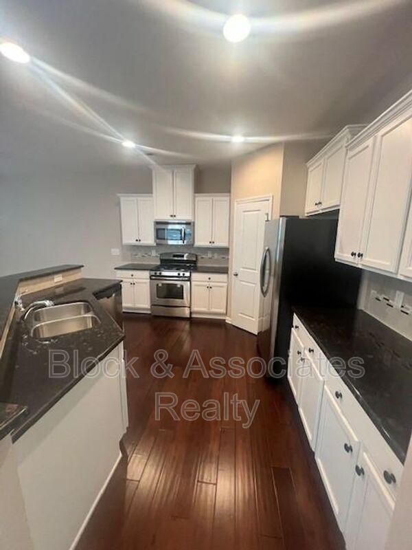 Building Photo - 1011 Skyler Ln