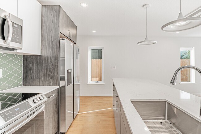 Foto del edificio - Contemporary 3BD, 2.5BA Edgewood Home with Fenced Yard and Carport