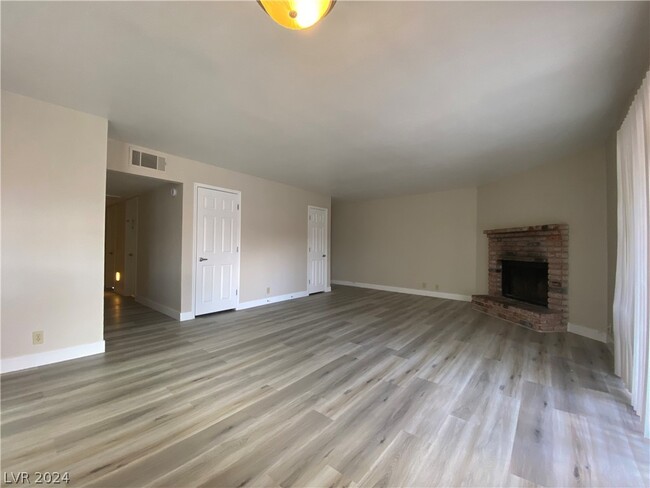 Building Photo - 5368 River Glen Dr
