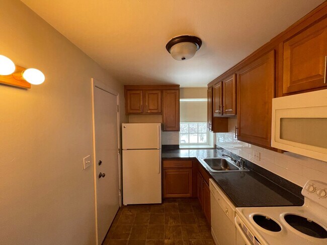 Foto del edificio - Garden style apartment with courtyard in historic Lexington, Mass