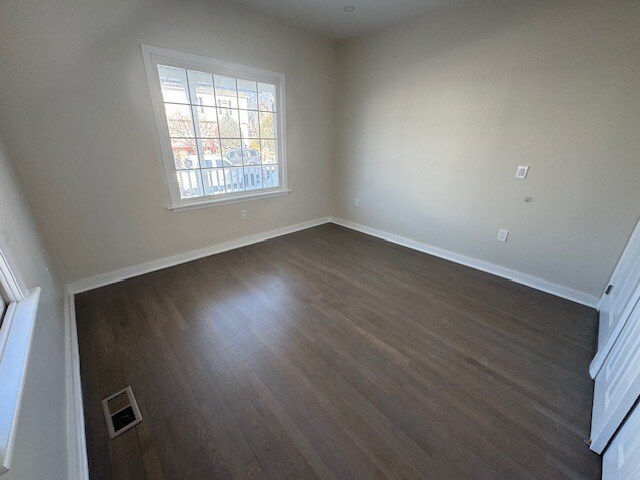 Foto del edificio - 104 Maple Ave