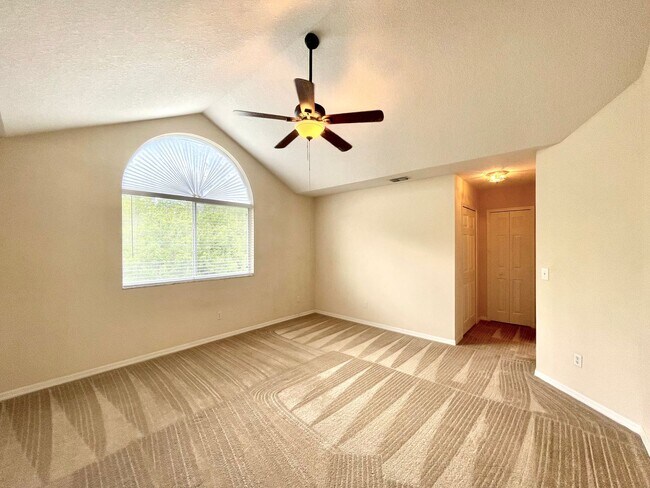 Foto del edificio - LARGE AND SPACIOUS 4/3 HOME IN EAST ORLANDO WEDGEFIED COMMUNITY