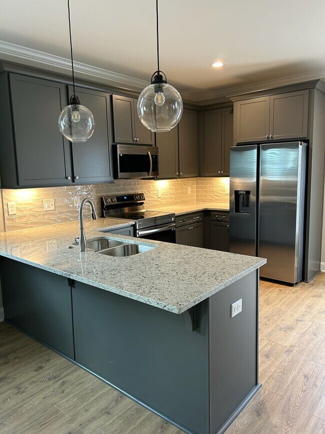Foto del edificio - BRAND NEW end-unit townhome in the heart o...