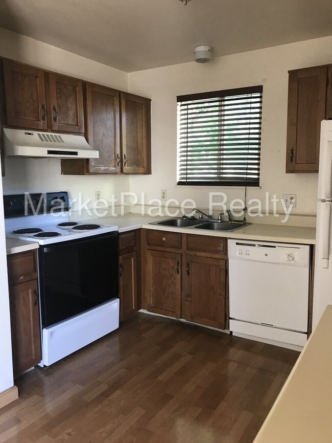 Building Photo - 16041 E Radcliff Pl