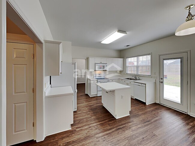 Foto del edificio - 2404 Newberry Lane