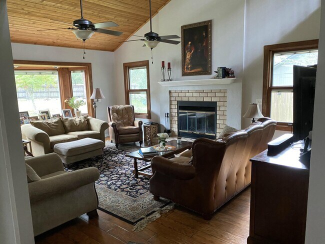 Building Photo - 305 Ruckel Dr