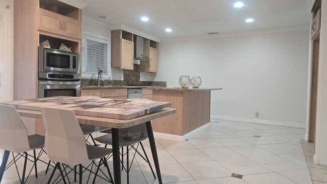 Foto del edificio - 2744 E Bennett Ave