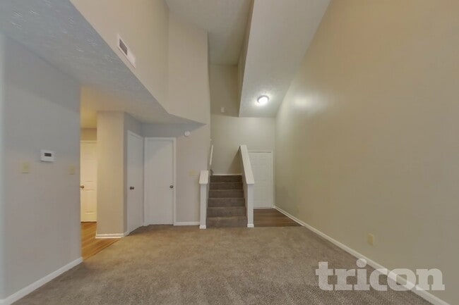 Building Photo - 4468 Connaught Dr E