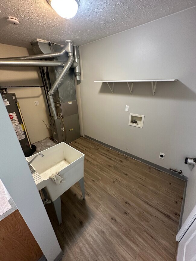 Foto del edificio - 619 Miriam Ave