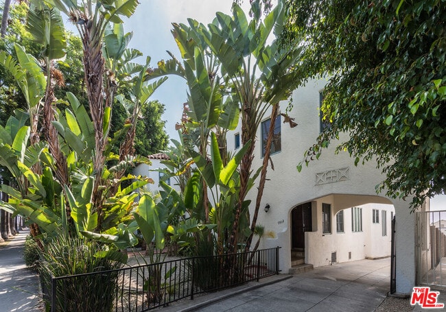 Building Photo - 7464 Hollywood Blvd