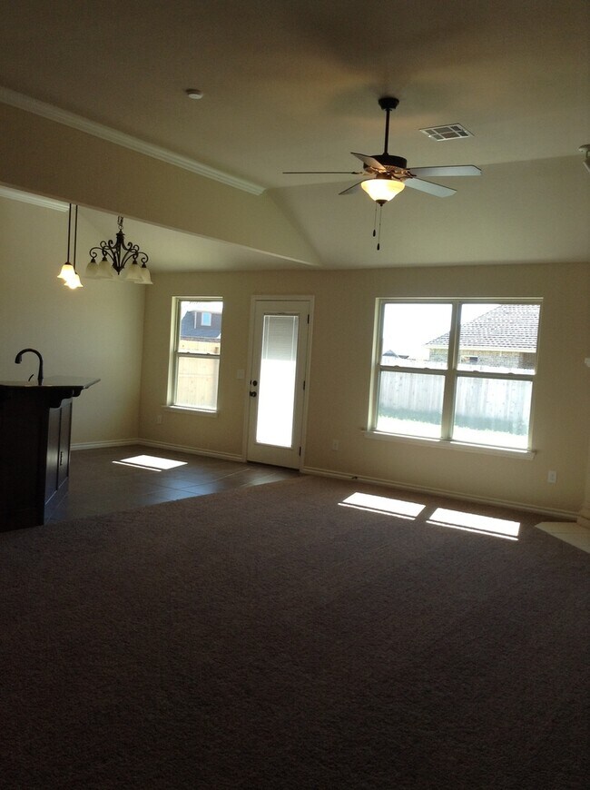 Foto del edificio - REDUCED RENT & NEWLY PAINTED: Great 3-Bed,...