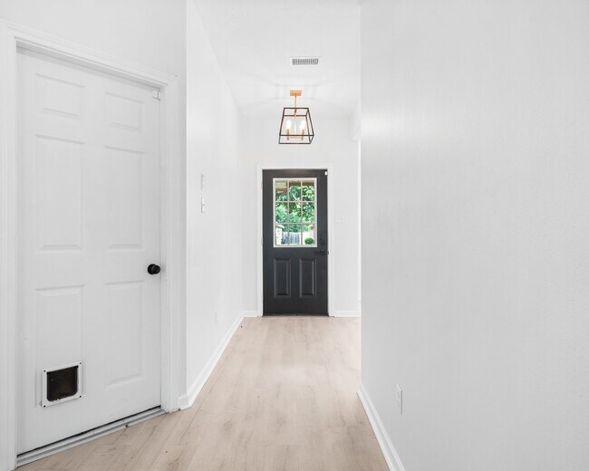 Building Photo - 23 Teakwood Pl
