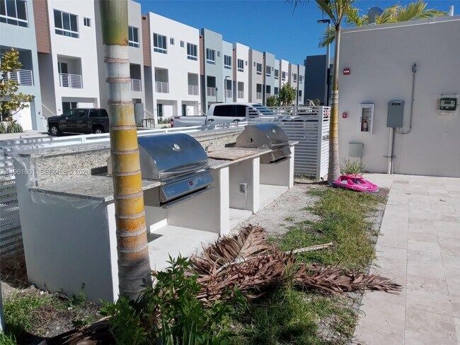 Foto del edificio - 2555 NE 193rd St