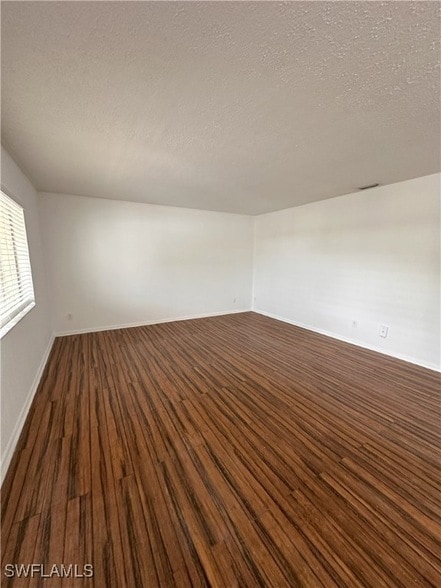 Foto del edificio - 4629 Bayshore Dr