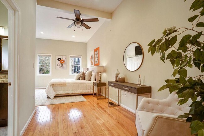 Foto del edificio - 468 Ridge St NW