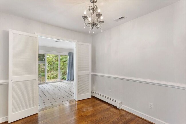 Building Photo - DARLING 2 BEDROOM COTTAGE IN WESTOVER HILL...