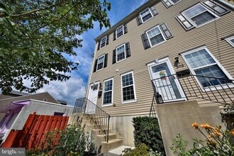 Building Photo - 396 Delmar St