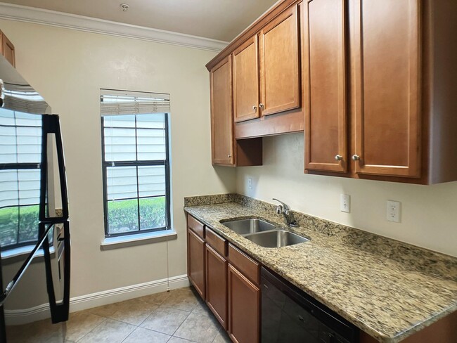 Building Photo - Margaret's Manor - Beautiful 2 Bedroom, 2 ...