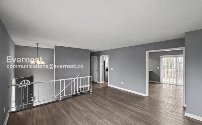 Foto del edificio - 7012 Windcrest Ln