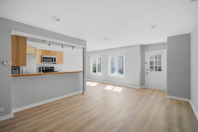 Building Photo - 1180 Cove Dr
