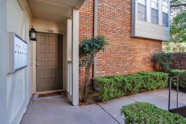 Building Photo - 15922 Club Crest Dr