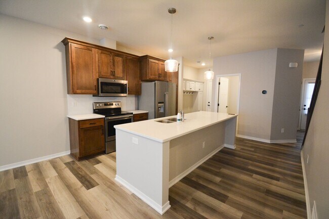 Building Photo - Spacious 3 Bed, 3.5 Bath Townhome with Mod...