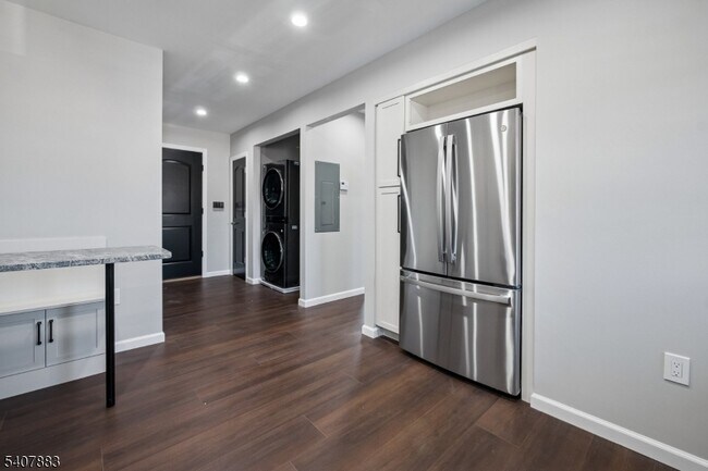 Building Photo - 266 Morris Ave