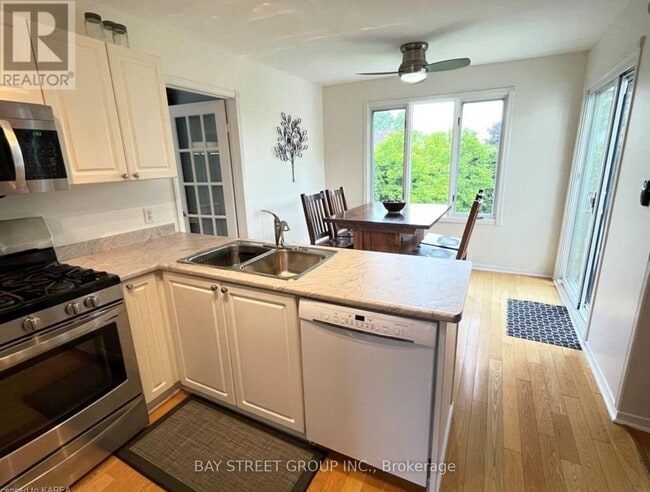 Building Photo - 551 Sackville Crescent