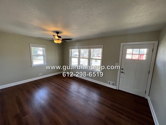 Building Photo - Shoreview House Available Now, Updated Ful...