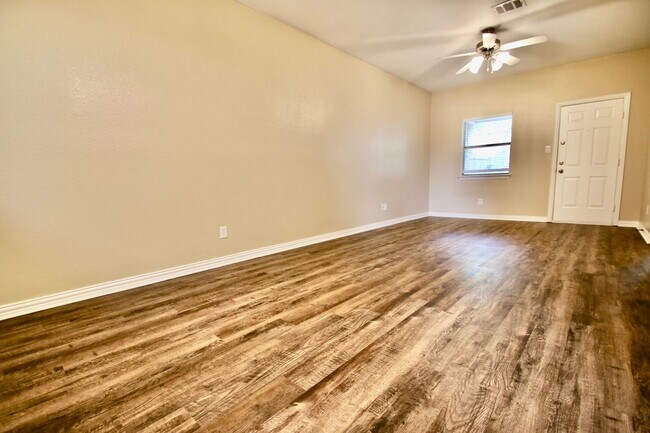 Foto del edificio - 3116-3118 S Cherry Ln