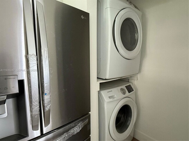 Building Photo - Woodgate Court, Sunrise, FL 33326 - 3 BR 2 BA villa