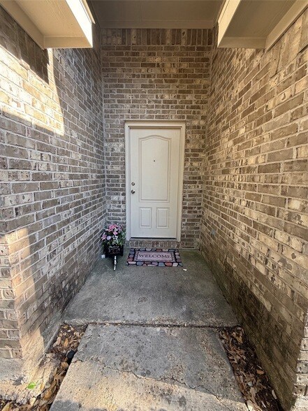 Building Photo - 2034 Kings Forest Dr