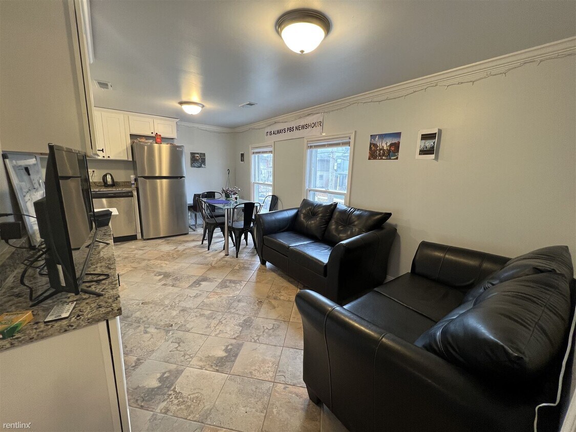 Primary Photo - 4 br, 2 bath House - 222 N Thayer St