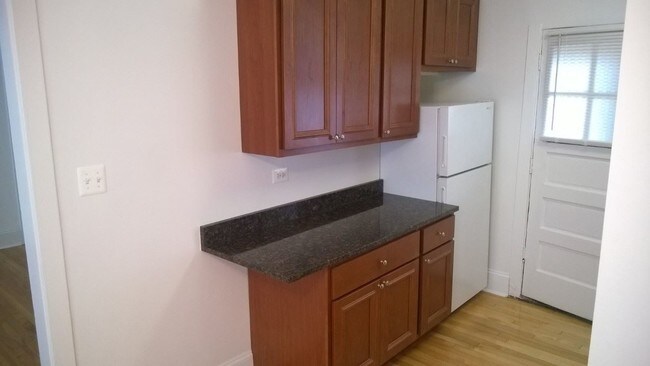 Building Photo - 3413 N Marshfield Ave