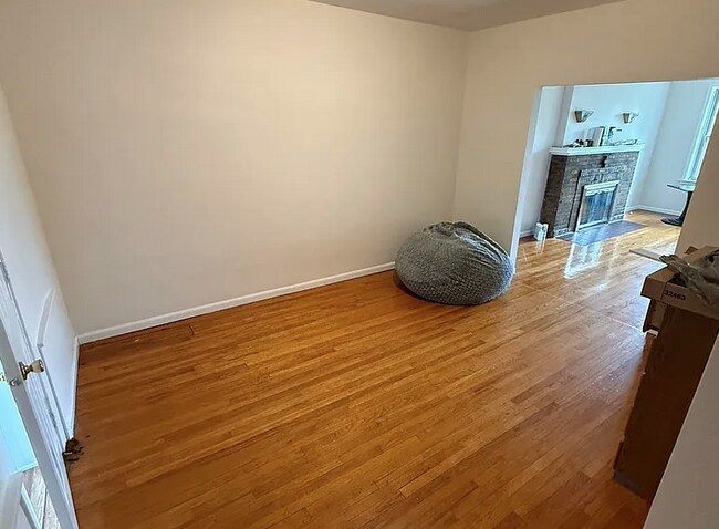 Foto del edificio - Spacious 3BR Apartment in Oak Park – 1,300...