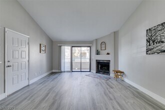 Building Photo - 930 N Sloan Ln