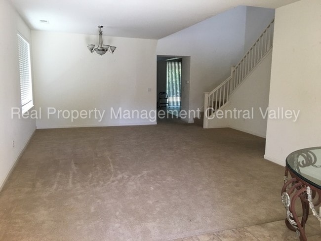 Building Photo - Large Tracy Executive 5 Bedroom Home