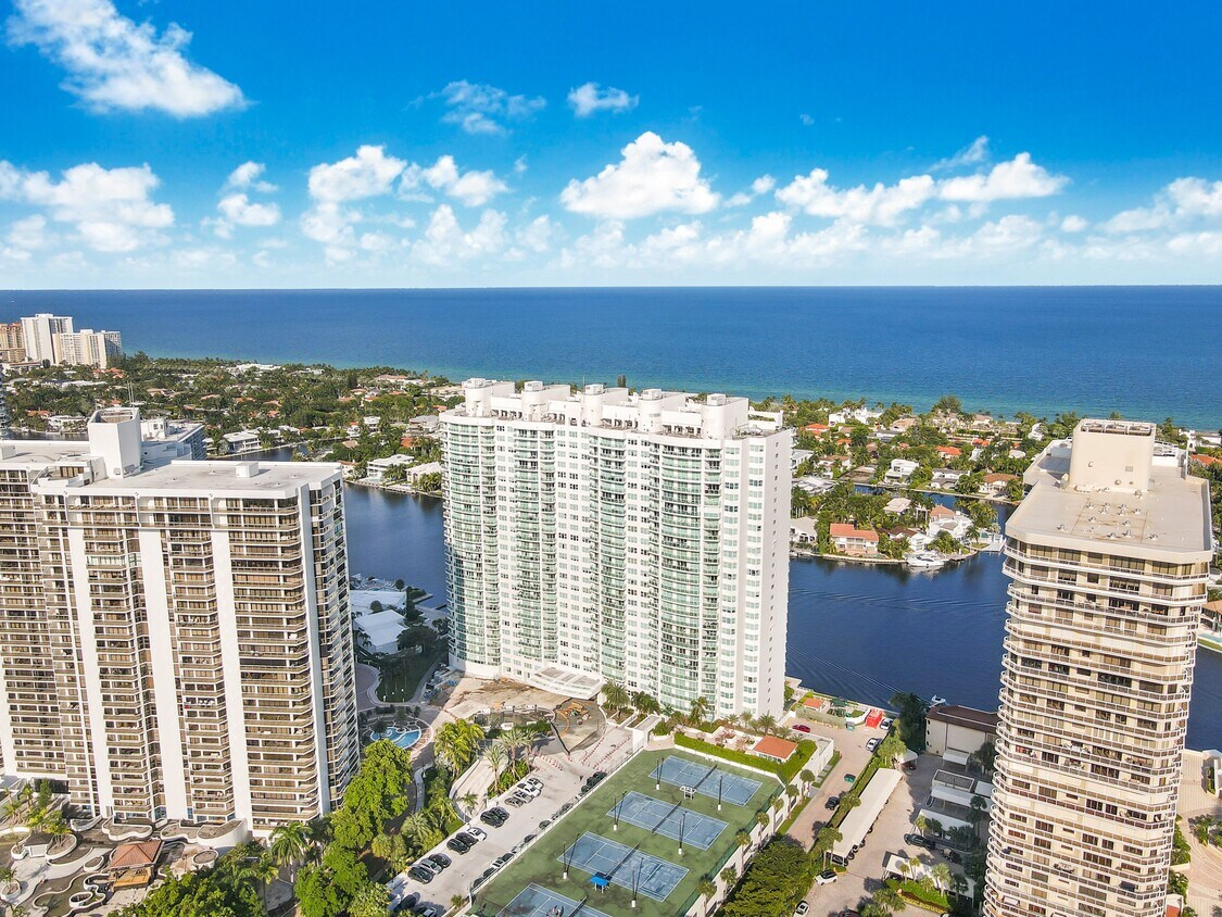 Foto principal - 20201 E Country Club Dr